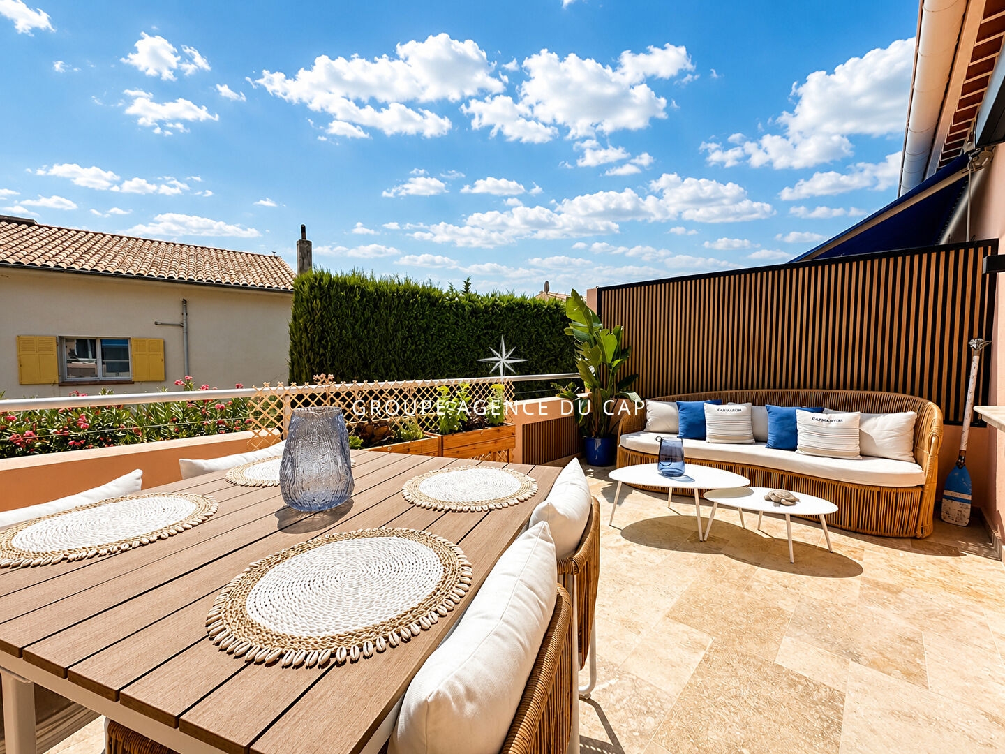 MAZET 2 CHAMBRES TERRASSE APERCU MER CENTRE ET PLAGE A PIED DES ISSAMBRES