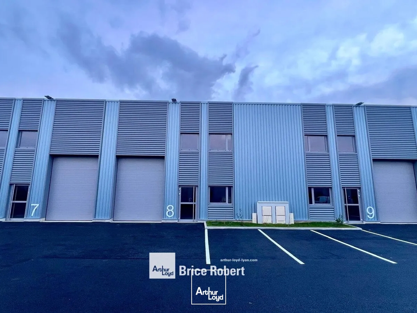 Local industriel à vendre à Saint-Vulbas brut avec porte sectionnelle électrique
