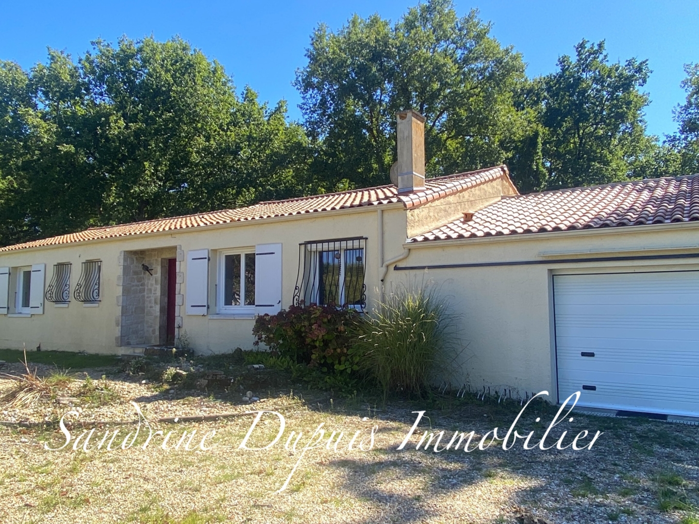 Maison de plain-pied d'environ 190 m² - Parcelle paysagée et boisée de 4 583 m² - À 7 min de Saintes