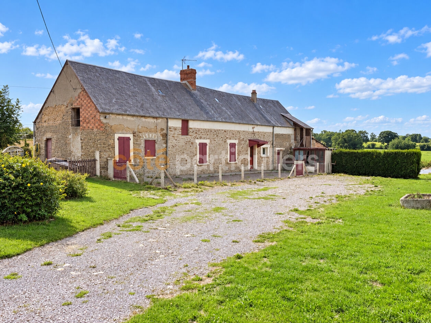 Fermette 80m3 avec travaux et dépendances.