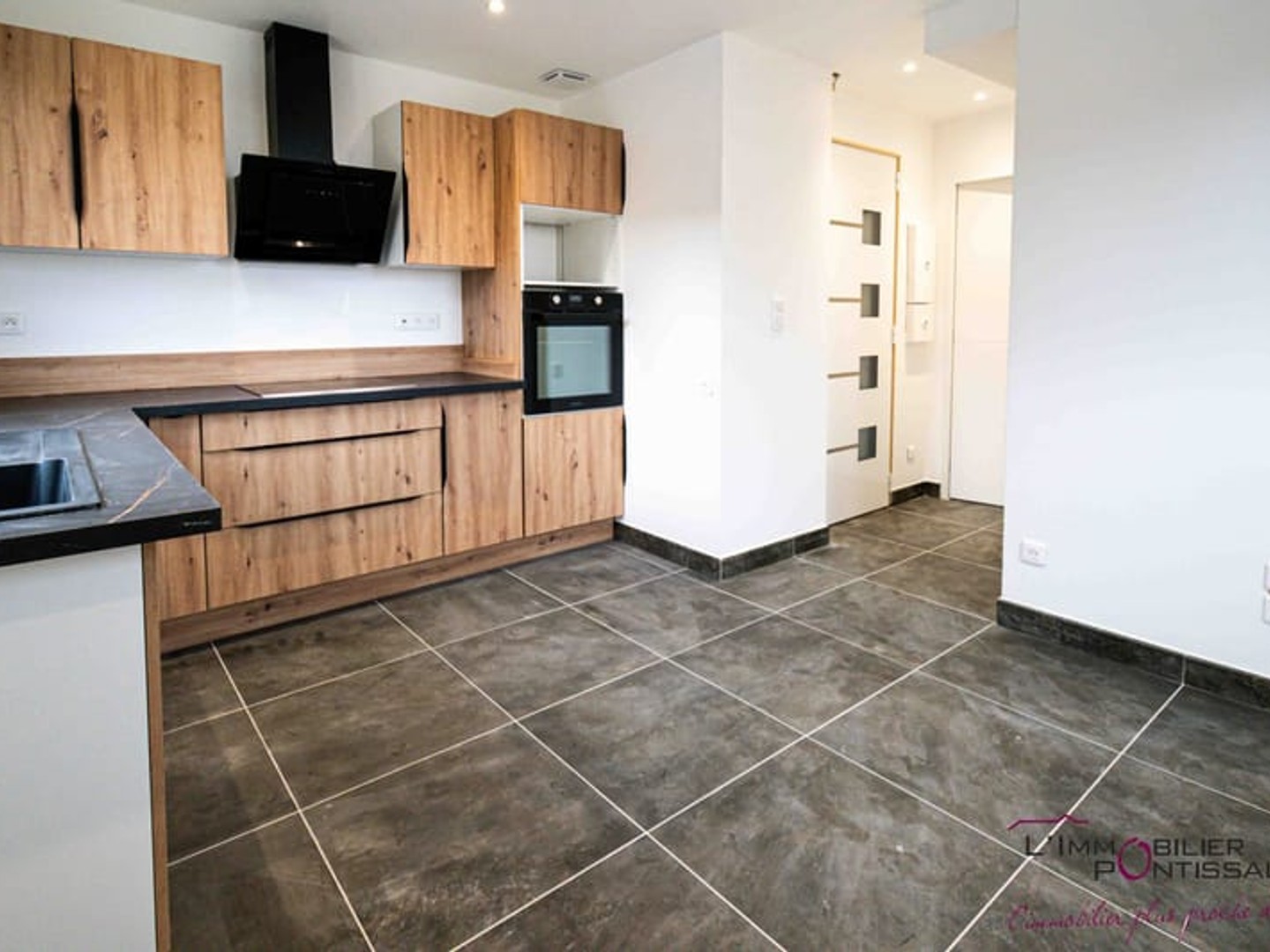 STUDIO LUMINEUX RENOVE A LABERGEMENT STE MARIE