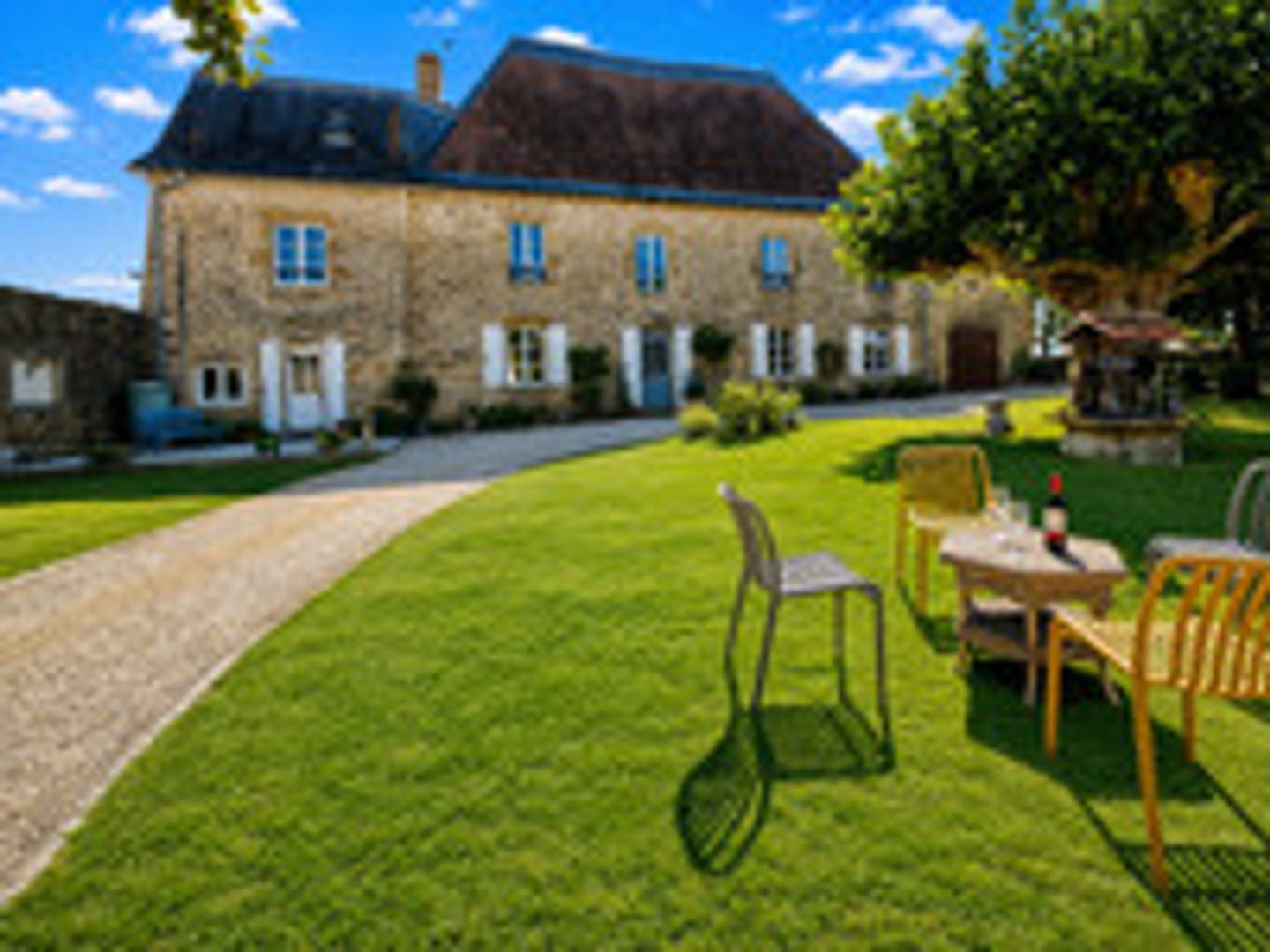 Magnifique manoir du XVIIe siècle, terrain de 2 000 m², 4 chambres, 3 salles de bains, grande grange