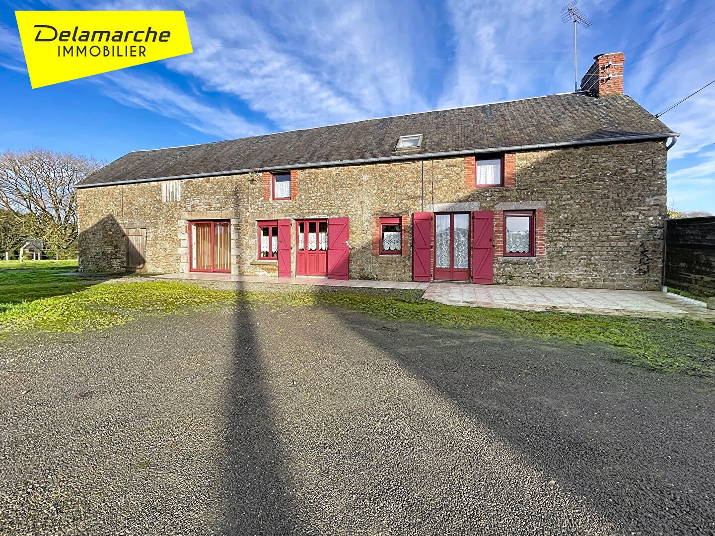Maison de campagne de type longère avec 5 pièces , terrain de 5000 m2 et dépendances autour au Grand Celland entre Avranches et Brécey (50370)