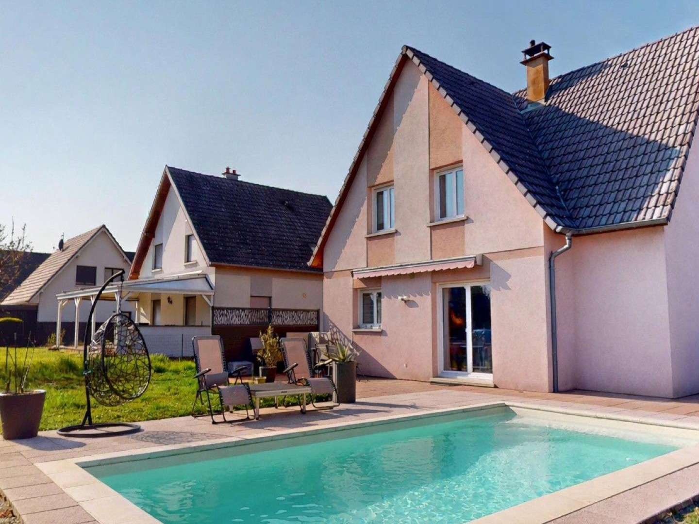 Hésingue - Maison 4 chambres avec piscine et chambre + salle d'eau au RDC