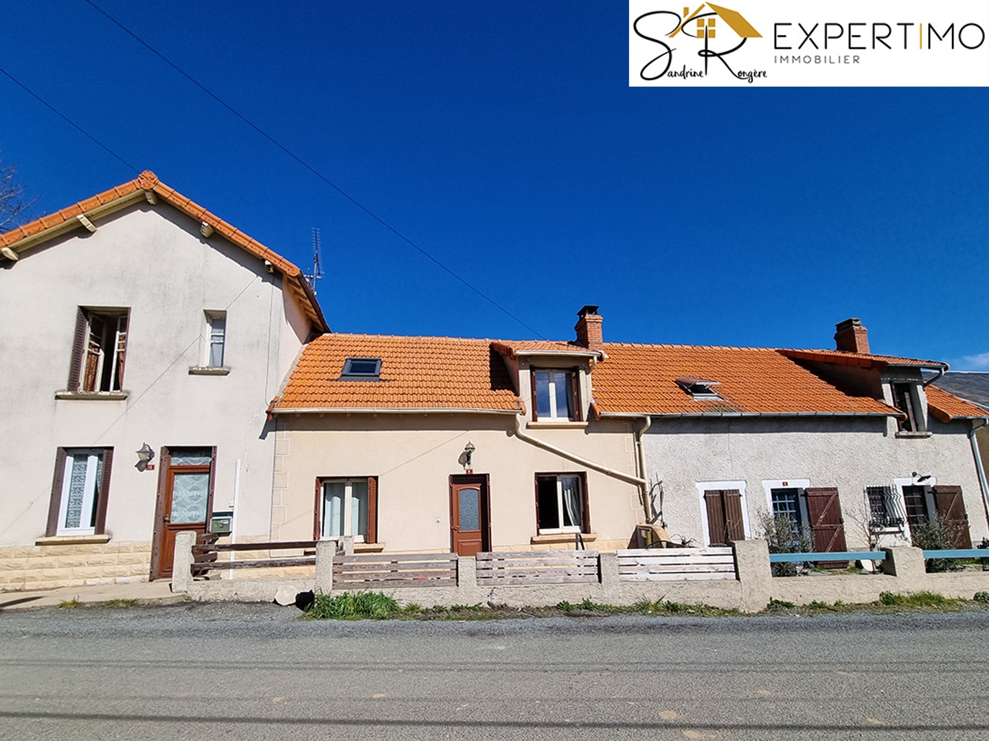 Menat, ensemble de 3 maisons, grange et terrain de tennis sur 7128m² de terrain plat.