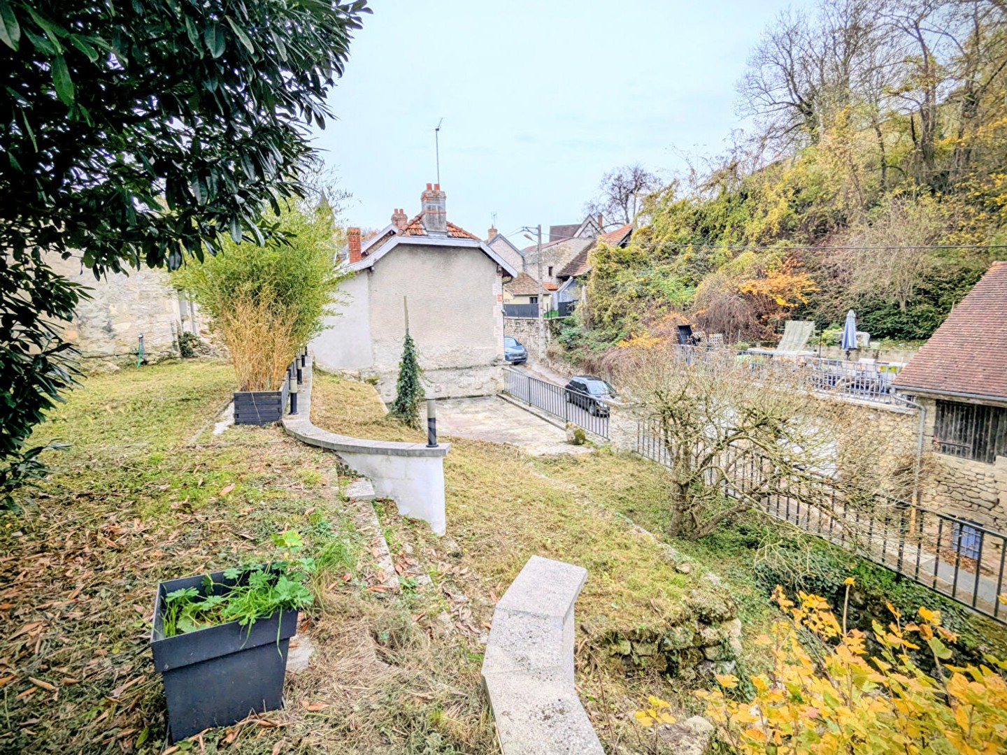 Coup de coeur, maison en pierre, jardin suspendu et studio indépendant.