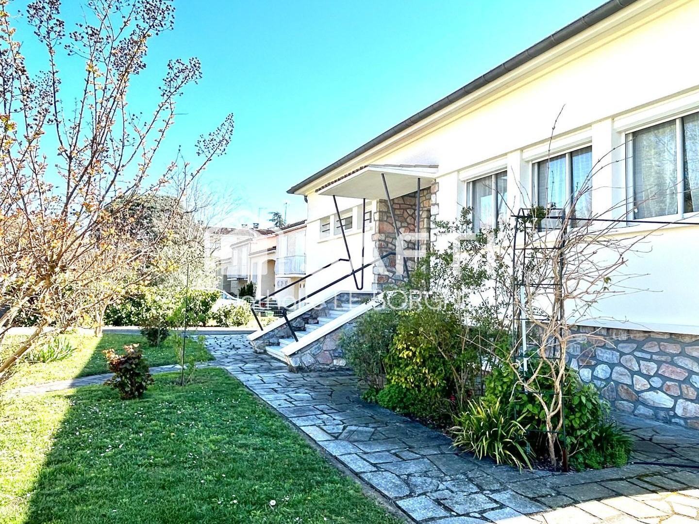 Belle villa cossue de plain pied sur sous sol