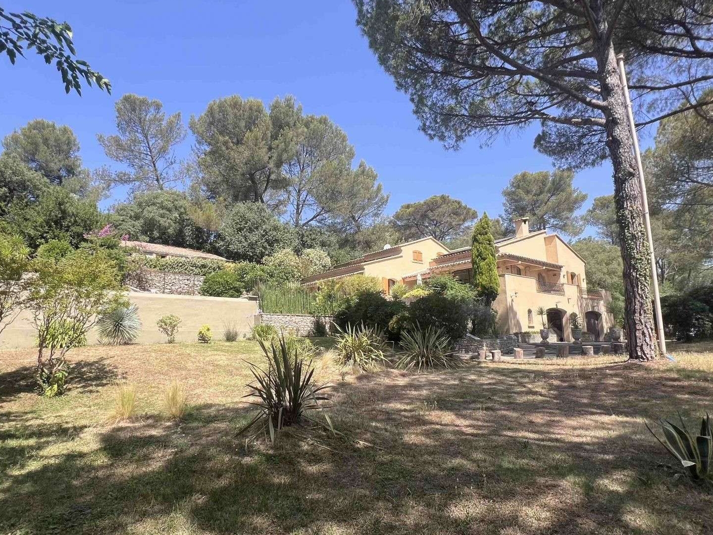 Maison 9 pièces 275 m²