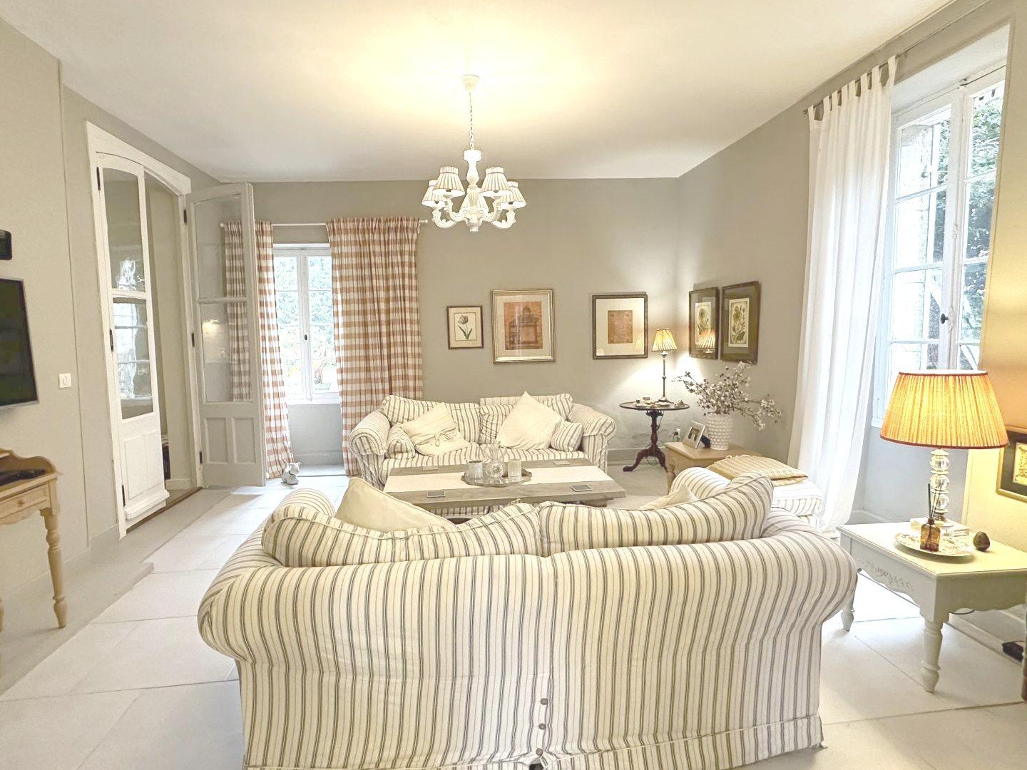 Maison à vendre - 8 pièces - 298m2 - Serres-Et-Montguyard (24500)