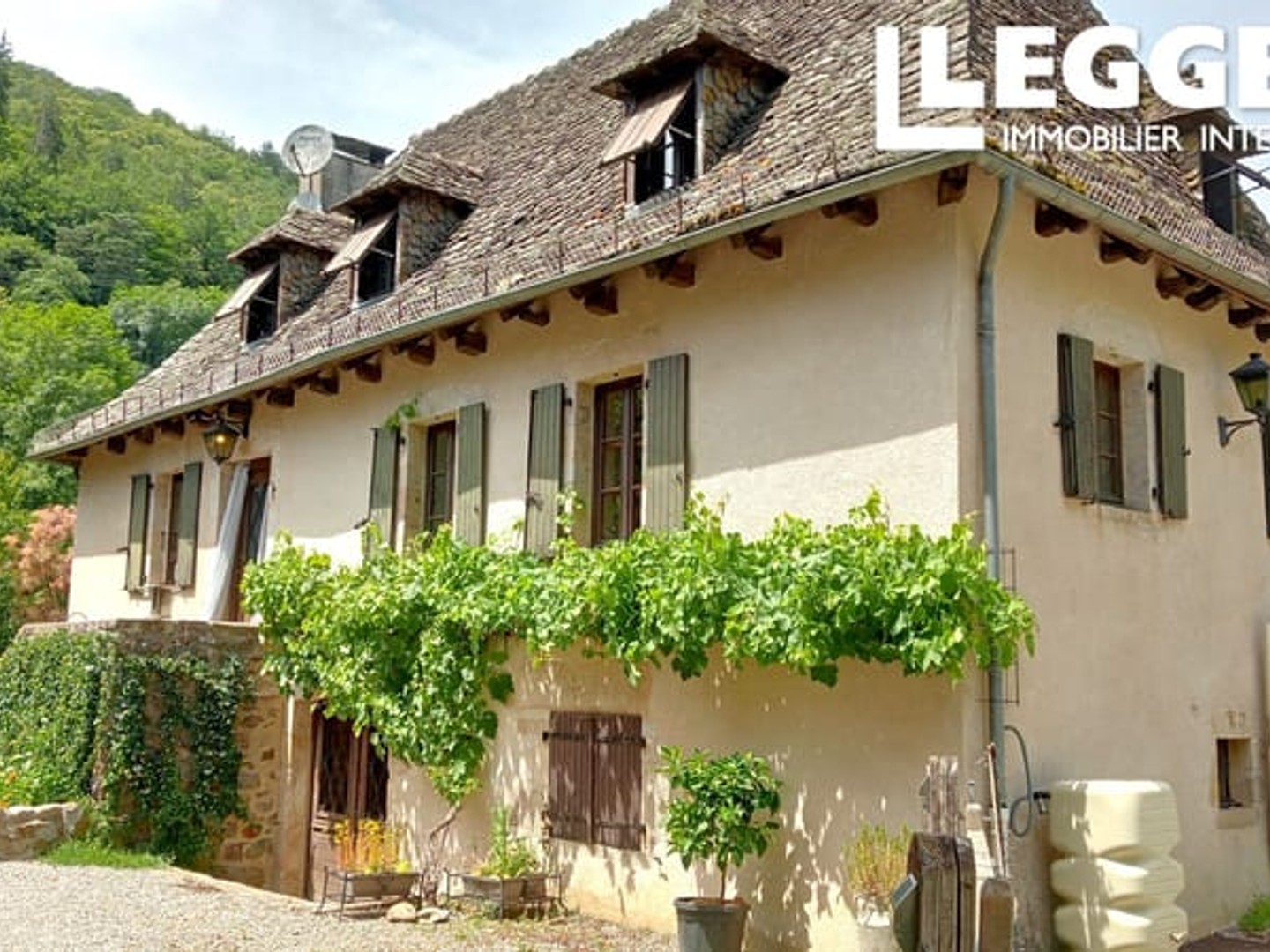 Belle et grande maison de caractère couverte en lauzes, appartement indépendant, jardin et parking.