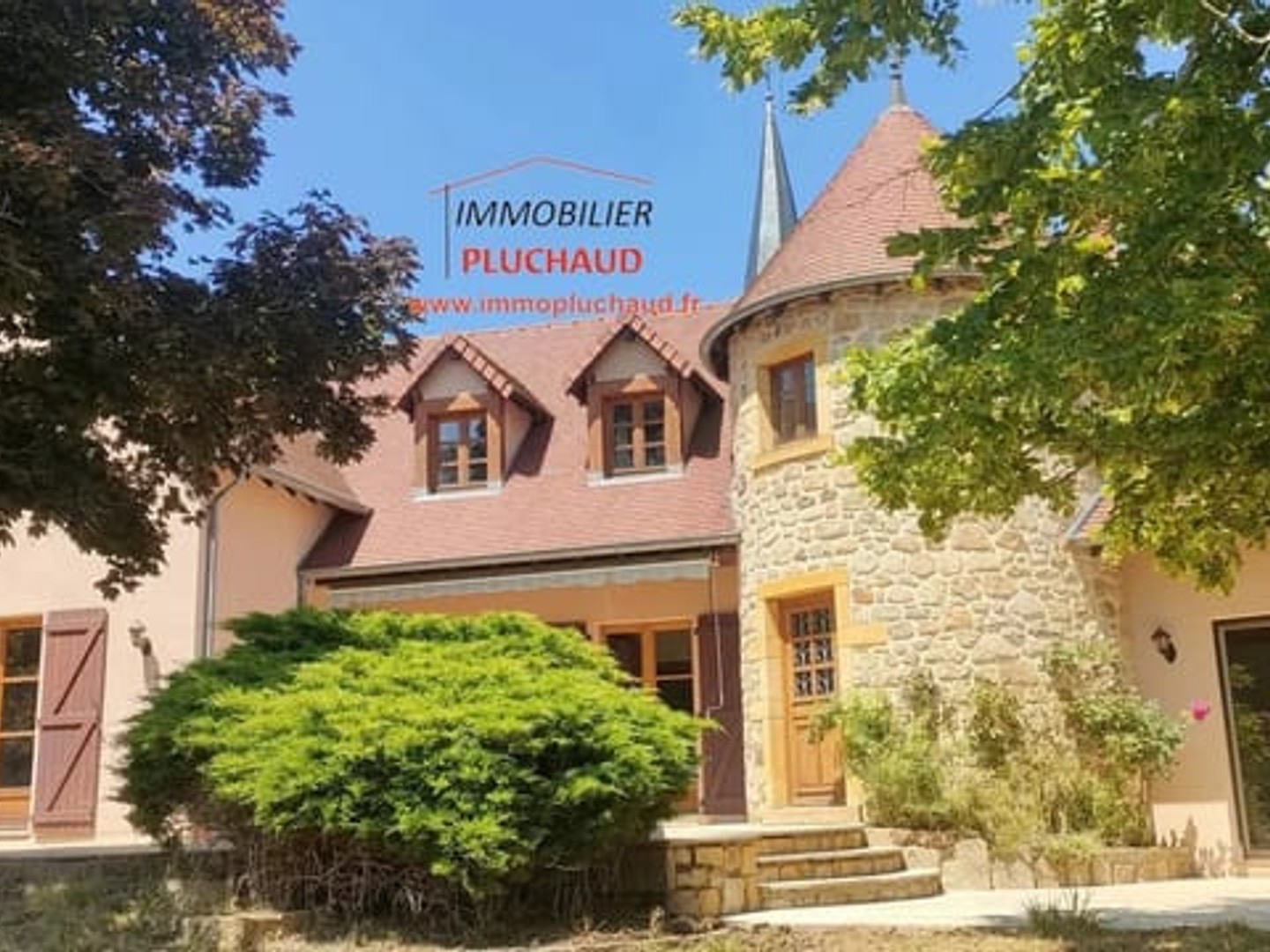 Grande maison, dans un village proche de LA CLAYETTE.