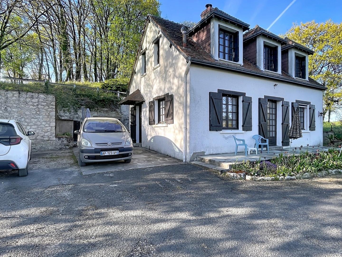 maison de campagne sur son écrin de verdure