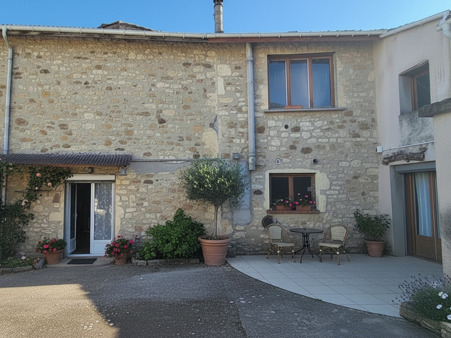 MILLERY - MAISON À RÉNOVER - 105 M² + 120 m² d’annexes