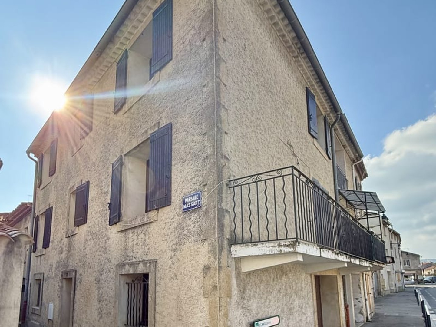 MAISON DE VILLAGE AVEC GARAGE ET BALCON