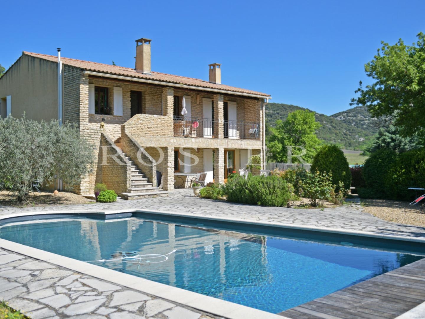 Murs : maison en pierres avec piscine dans la campagne