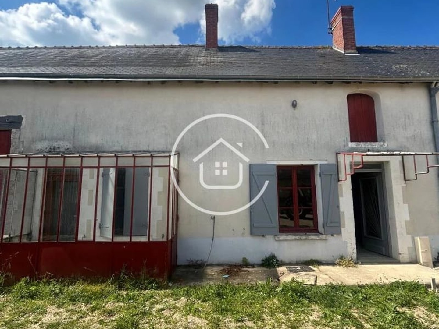 À Vendre : Maison à rénover à Villebarou proche des commerces.