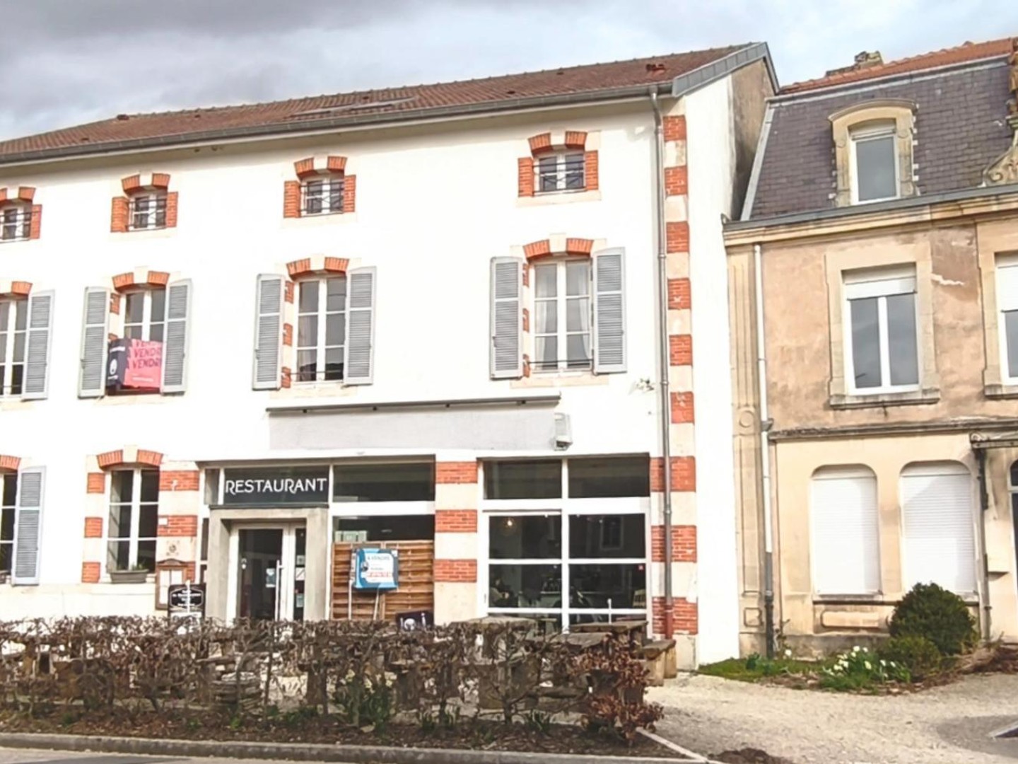 Rare, ce bel immeuble commercial contenant un restaurant renommé, sa terrasse et son appartement de fonction