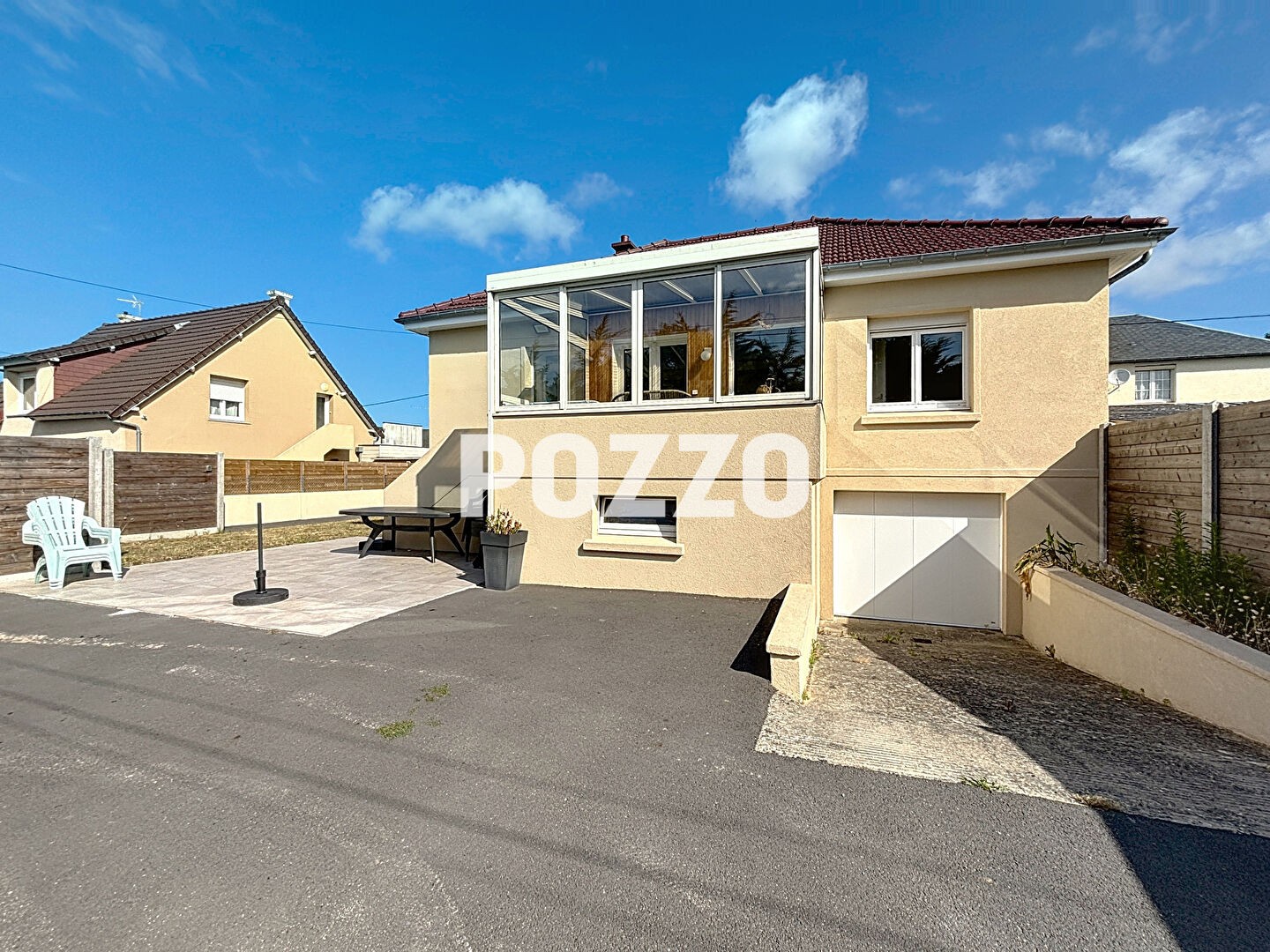 AGON-COUTAINVILLE : quartier du Passous, 600 mètres mer et commerces , bon état général, maison sur sous sol et studio indépendant, jardins, terrain 216 m2