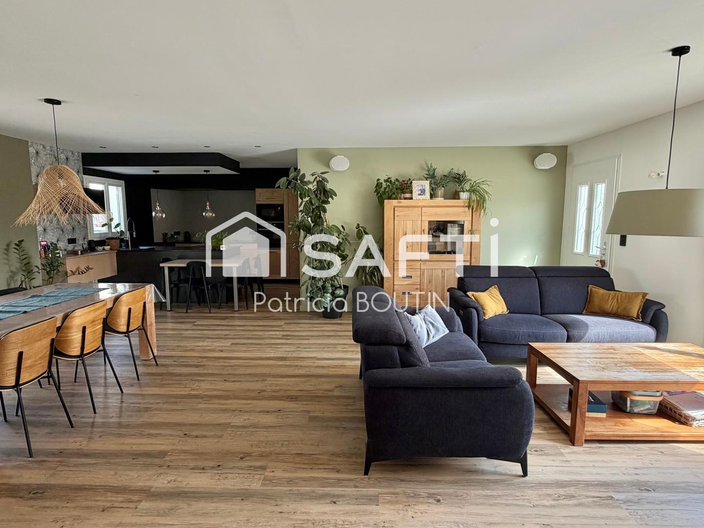 PAVILLON DE PLAIN PIED 4 CHAMBRES, BUREAU PISCINE ET GARAGES !