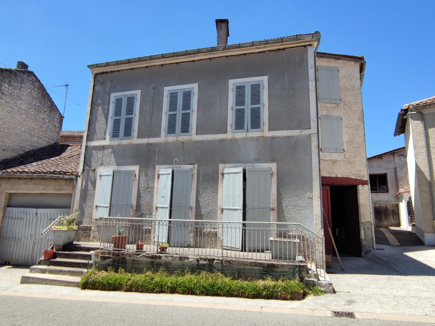 Maison de village en pierre avec jardin, garage et atelier