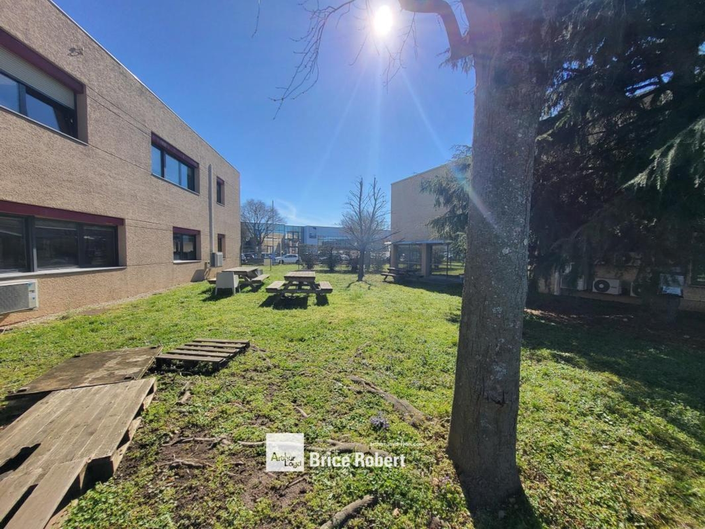 Bureaux à louer bâtiment indépendant avec parking à Bron Parc du Chêne