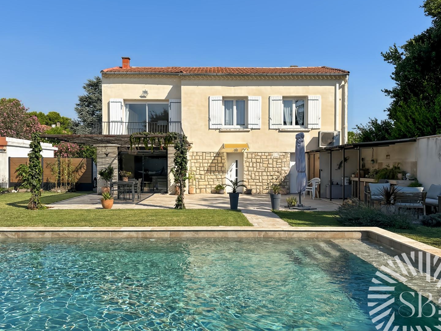 Noves Maison de famille 4 chambres jardin piscine