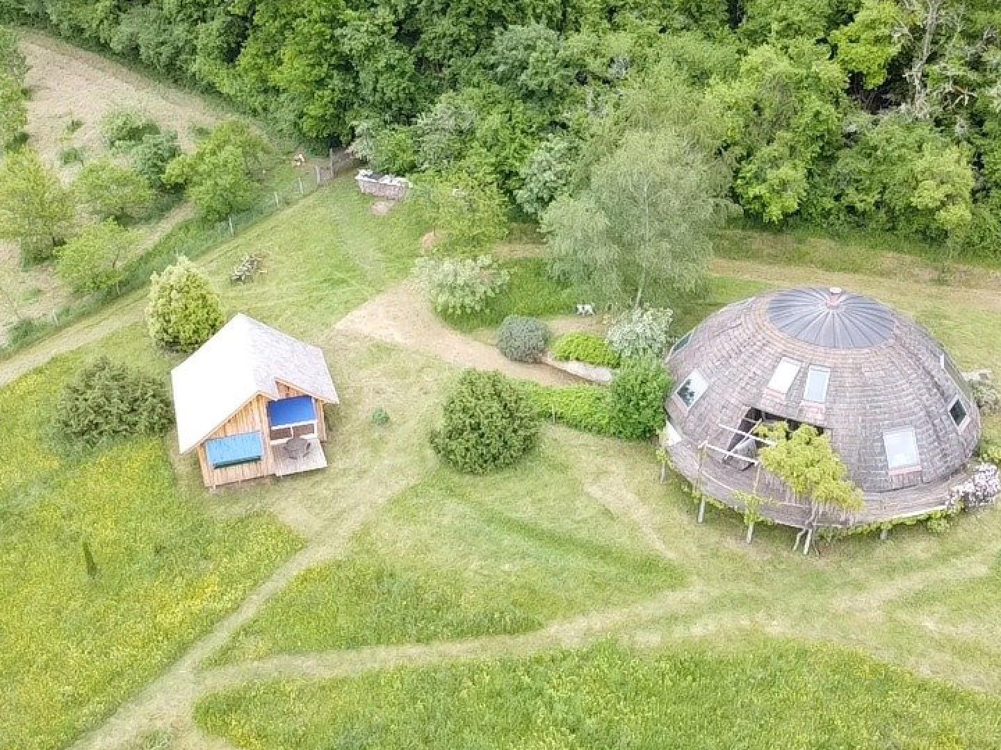 MAISON ATYPIQUE DOMESPACE SUR PARCELLE DE 4 hectares