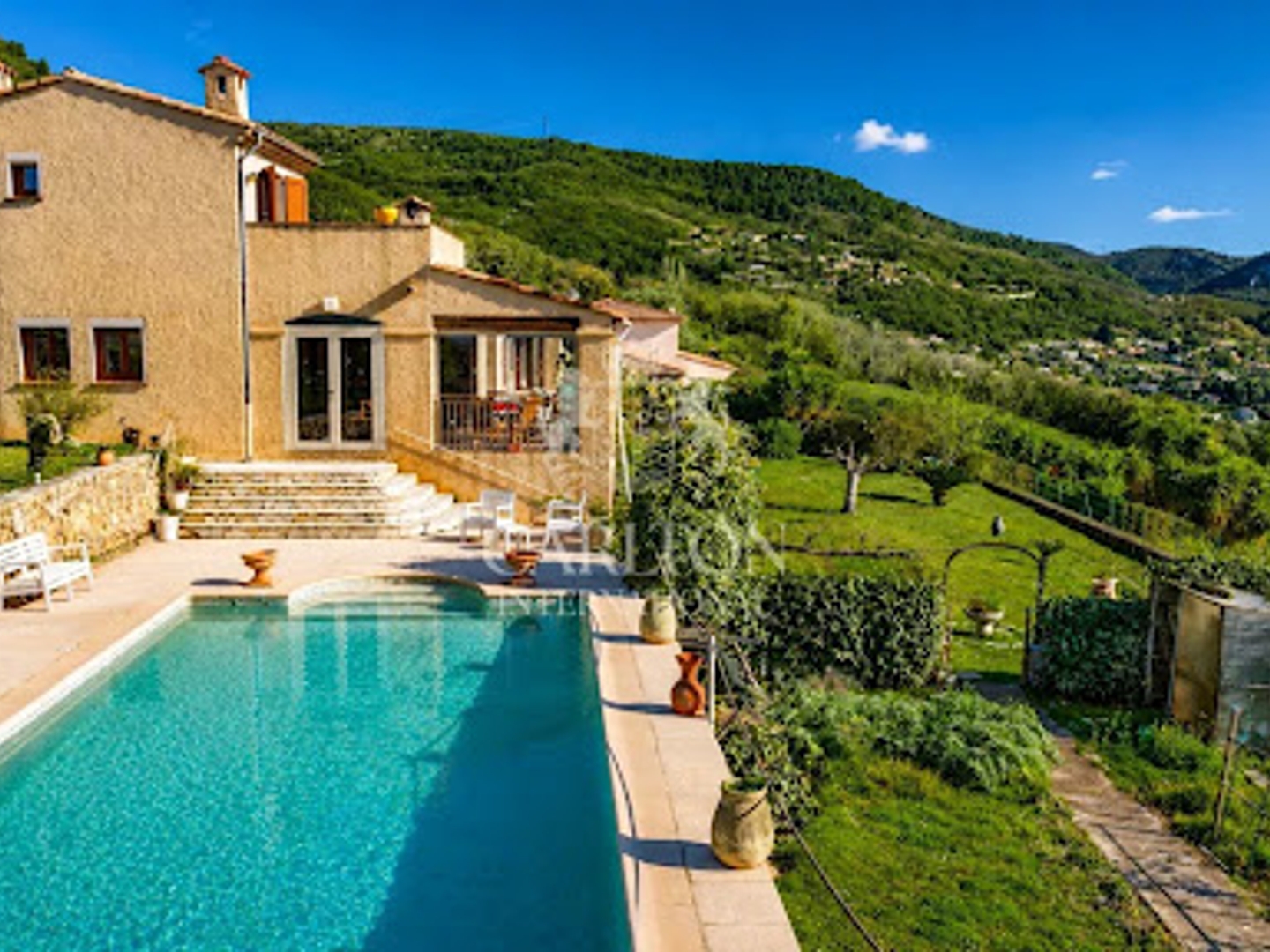 Maison à vendre - 6 pièces - 208m2 - Tourrettes-Sur-Loup (06140)