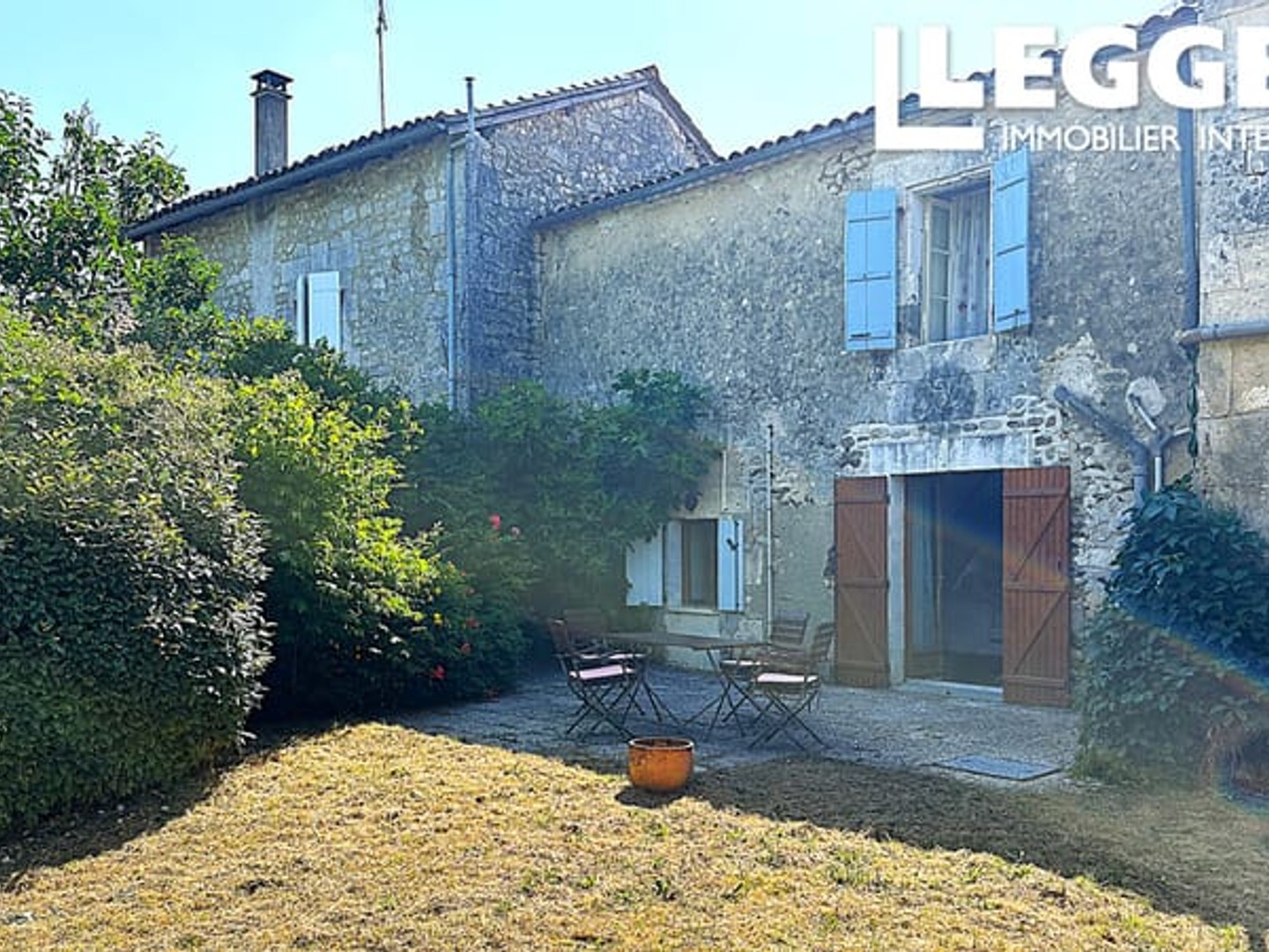 Petite maison en pierre située entre Mareuil et La Rochebeaucourt