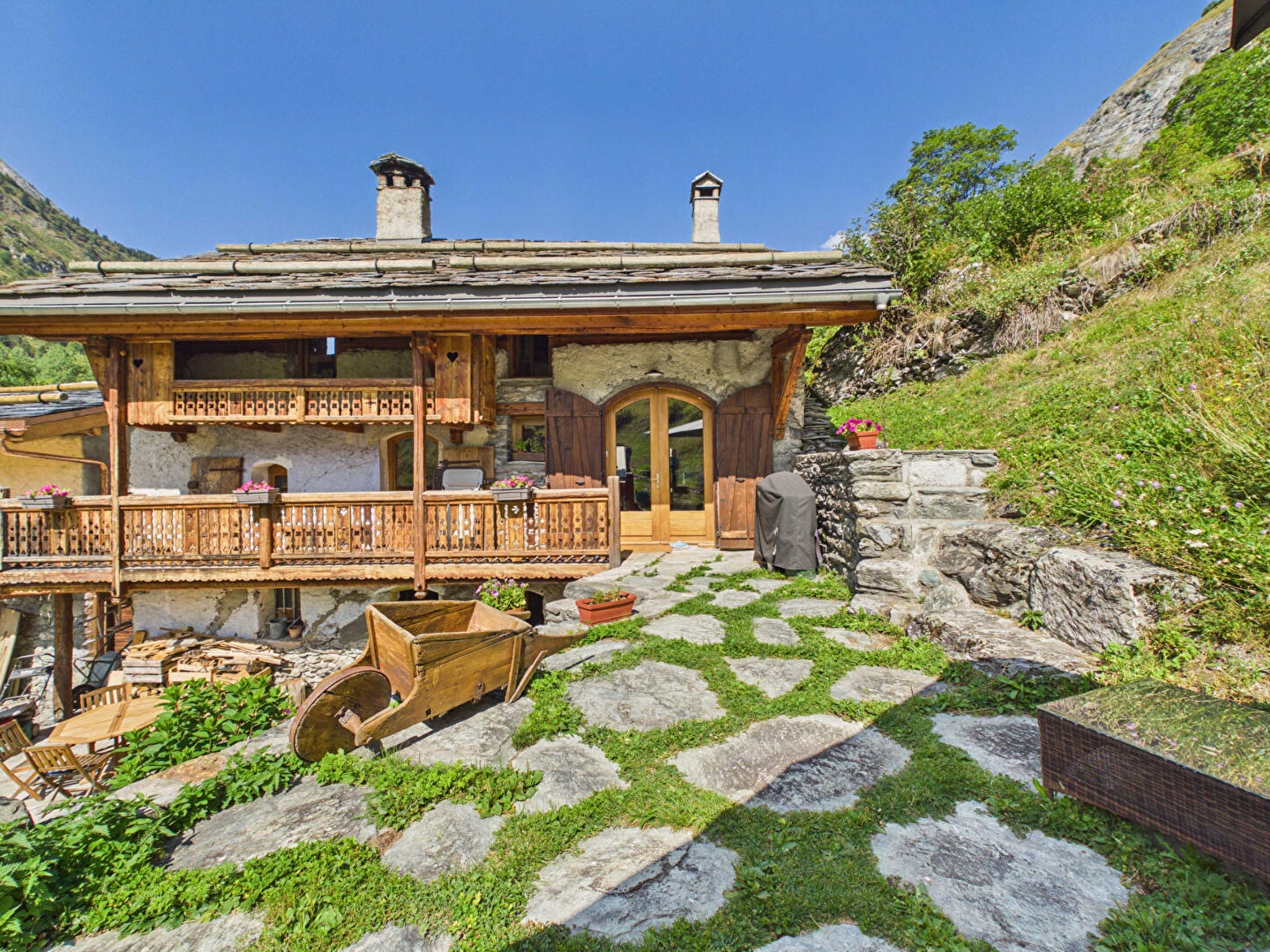Chalet authentique avec vue panoramique sur les sommets