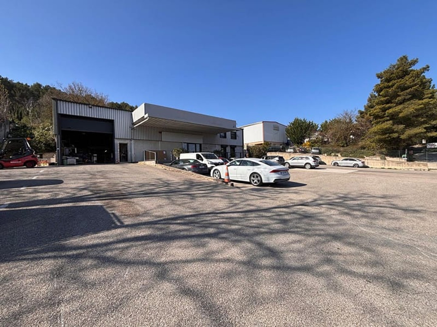 Immeuble commercial 850 m²