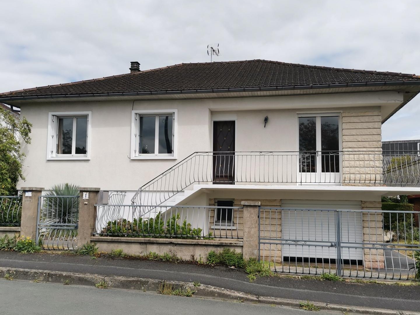 Maison individuelle de 126 m2 comprenant 4 chambres, séjour salon et grand sous sol garage.