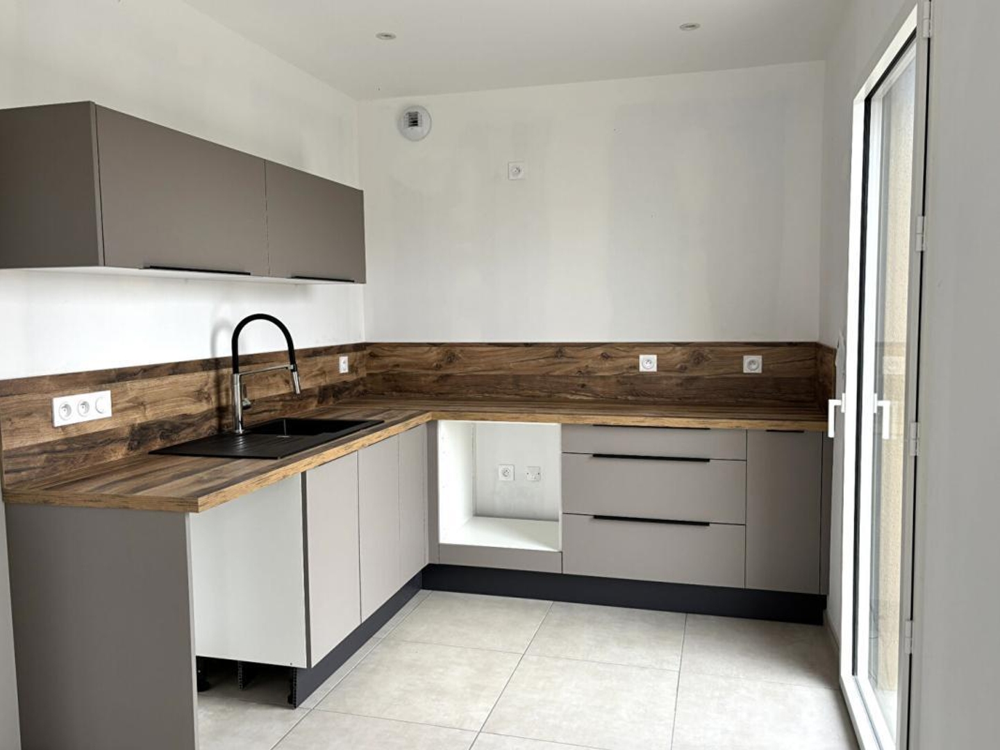 MONTBRISON 42600 Appartement neuf (jamais habité) 126 m² habitables 3 chambres, garage, place de parking