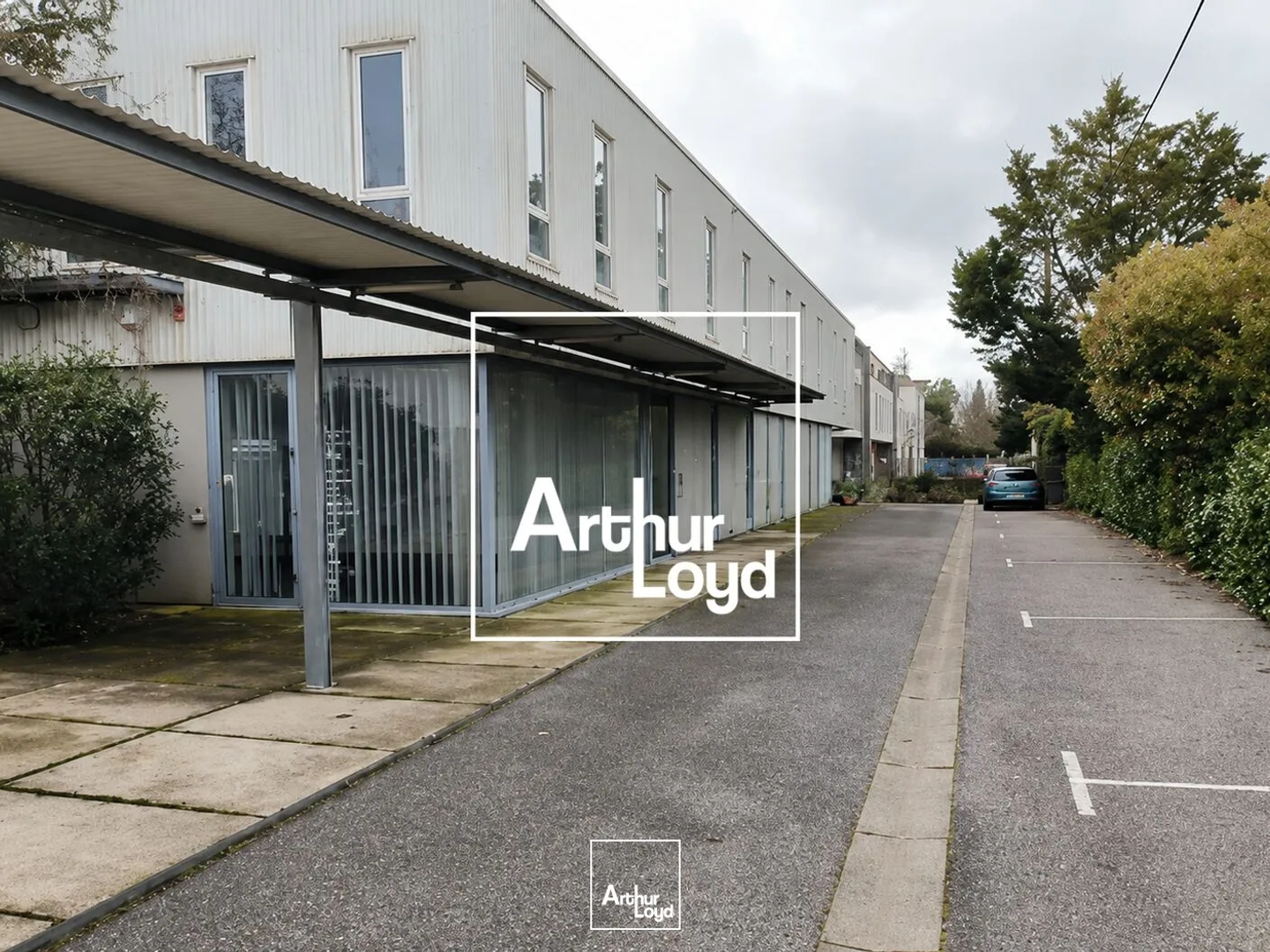 Bureaux à vendre à Lunel divisible à partir de 310 m² et parking