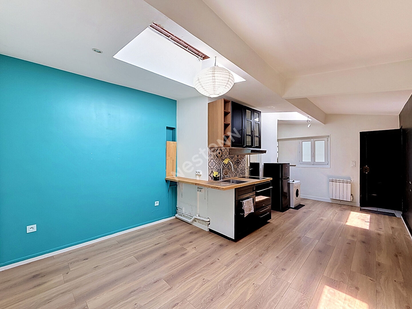 MONTREUIL, 400 METRES DU METRO LIGNE 11, PETITE MAISON DE PLAIN PIED TRES LUMINEUSE ET NON MITOYENNE. PAS DE CHARGES, PAS DE VOISINS.