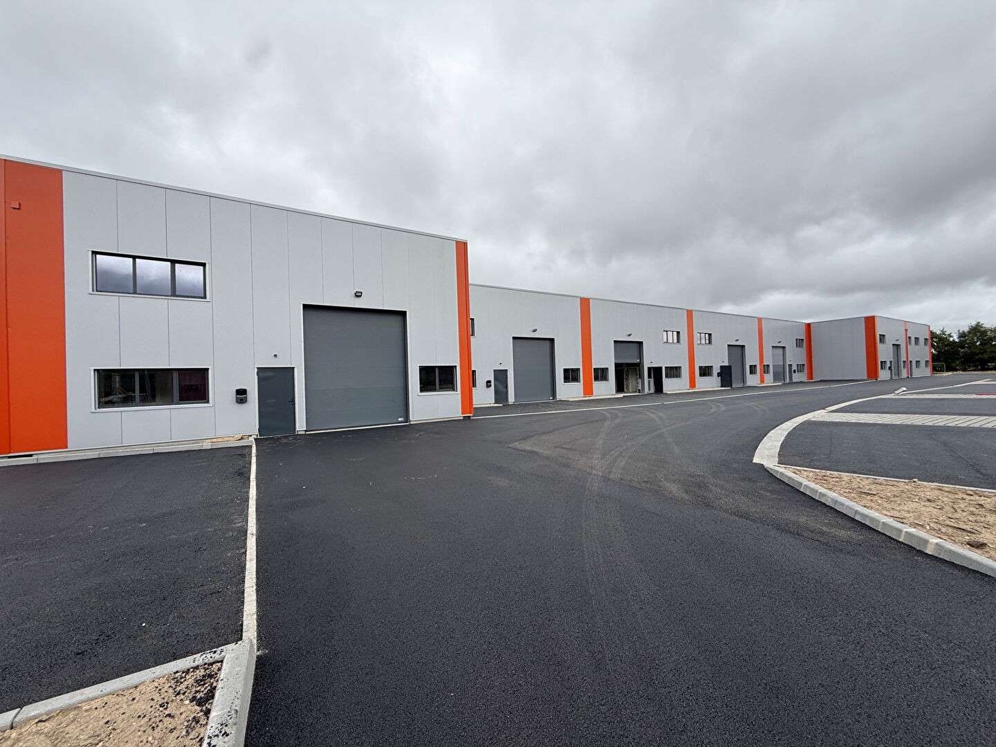 A VENDRE LOCAL ACTIVITES NEUF DE 330 m² env. -