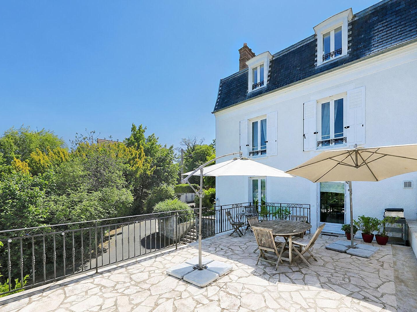 Élégante maison bourgeoise avec piscine et terrasse dominante