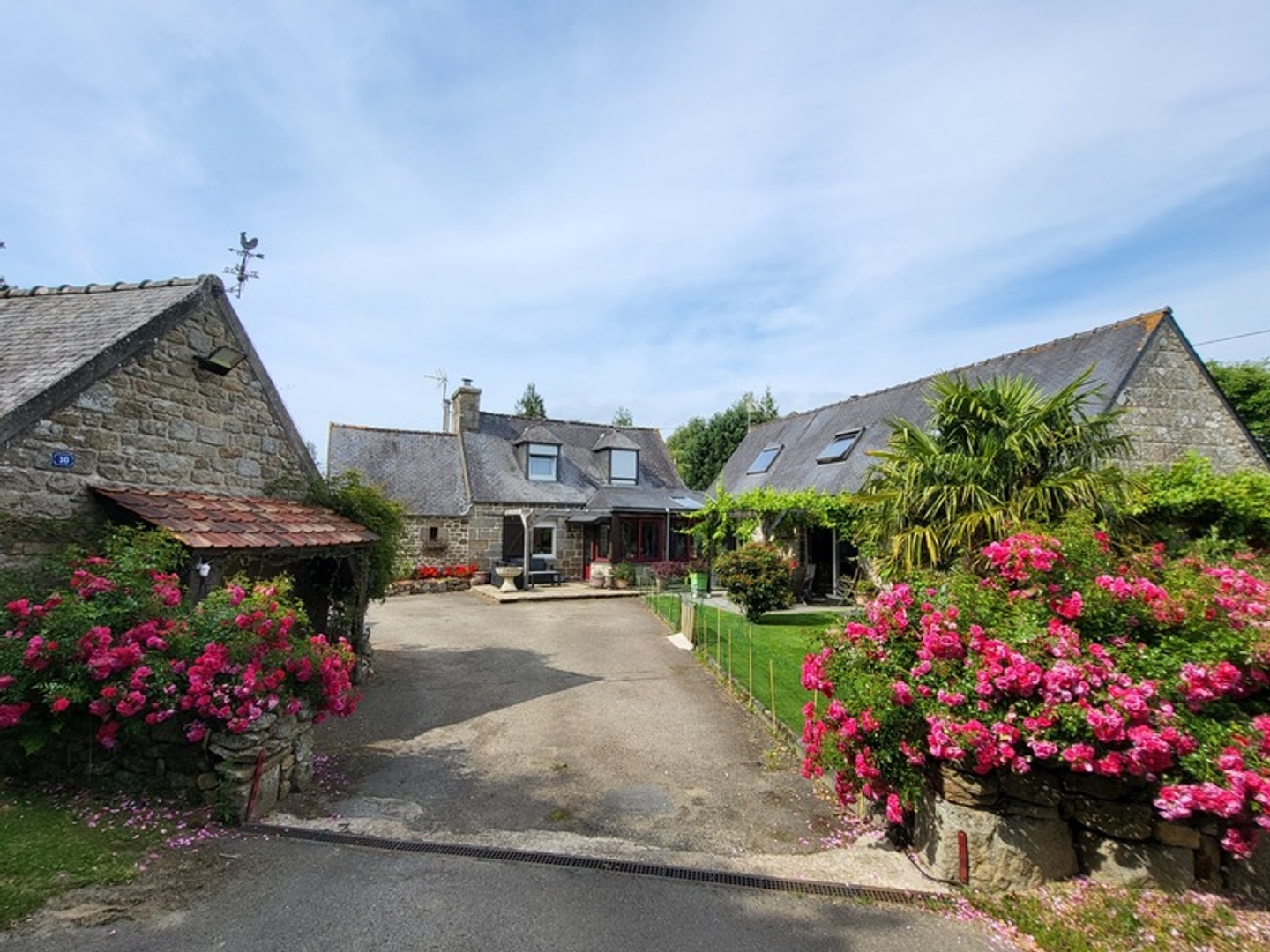 A PLOUBEZRE (22300), beaucoup de charme, ensemble immobilier très COSY en pierre