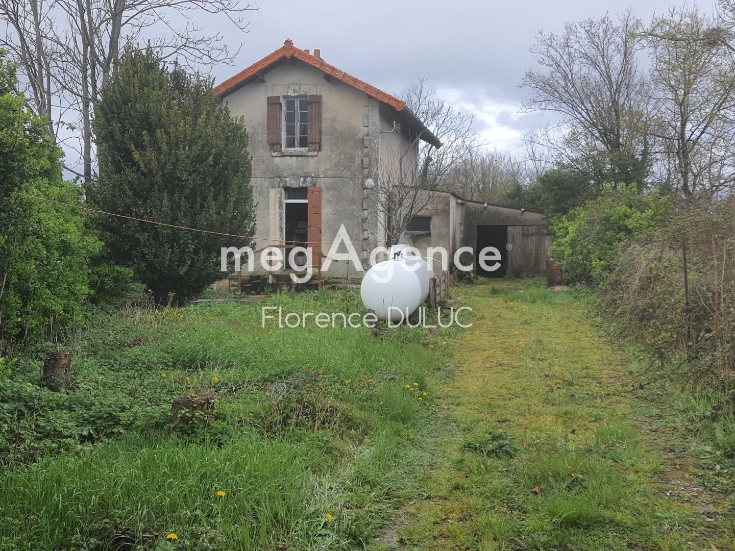 MAISON STYLE GARDE-BARRIERE AVEC JARDIN ARBORE