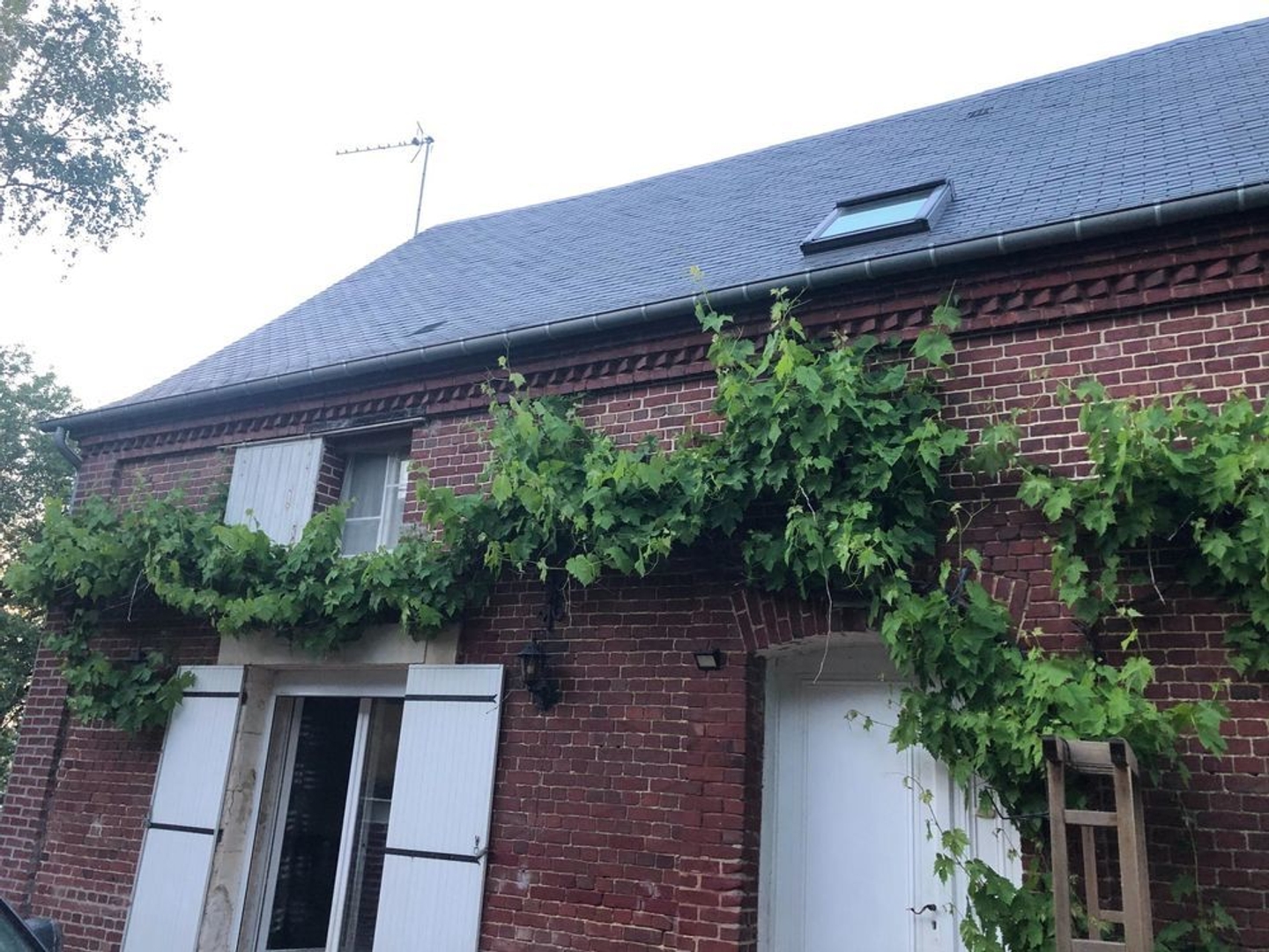 Maison de caractère en brique au coeur d'un environnement boisé à 5 mn de Neufchâtel.
