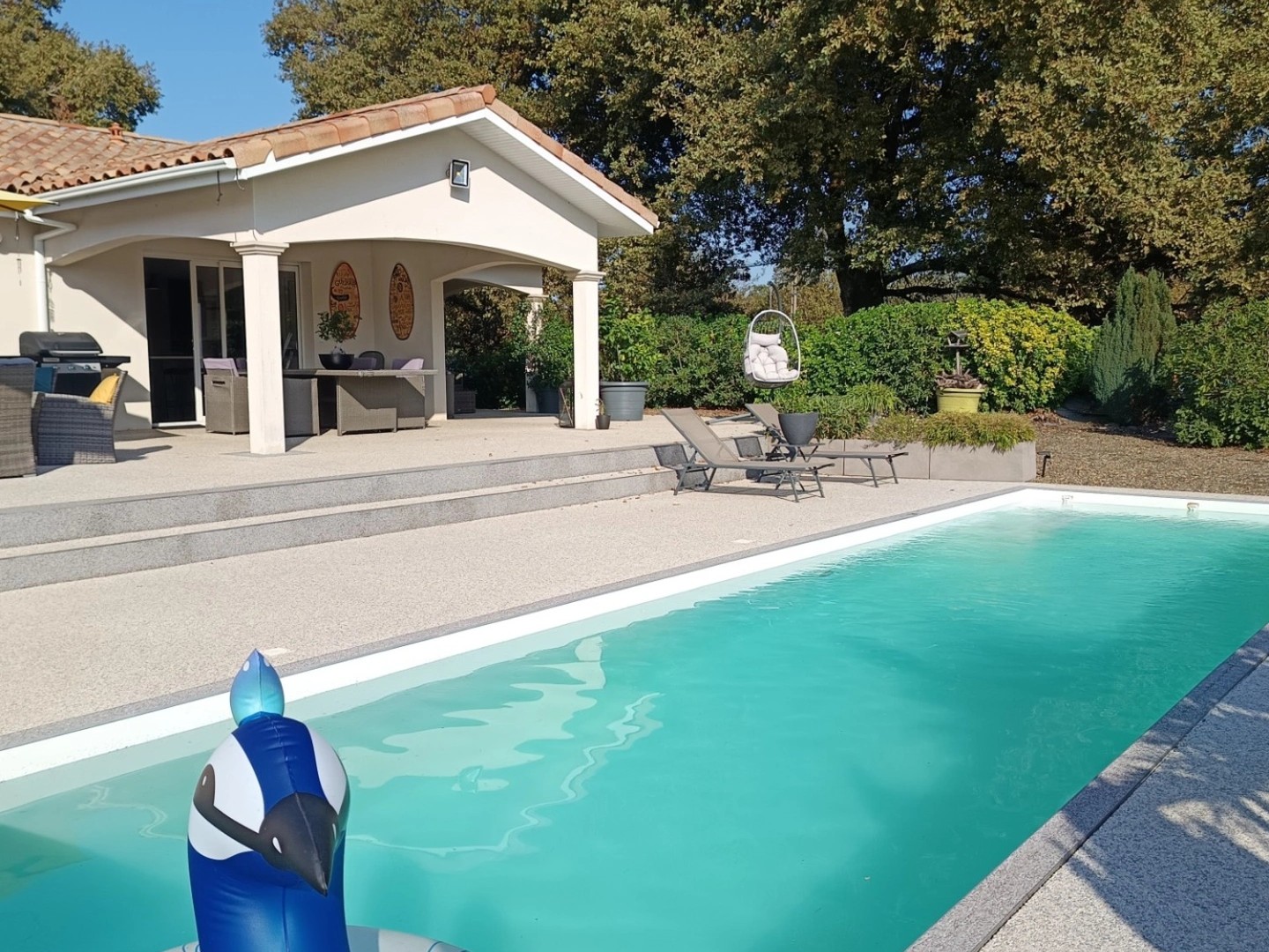 CONTEMPORAINE DE 180 M² AUX PRESTATIONS DE QUALITE AVEC PISCINE CHAUFFEE .