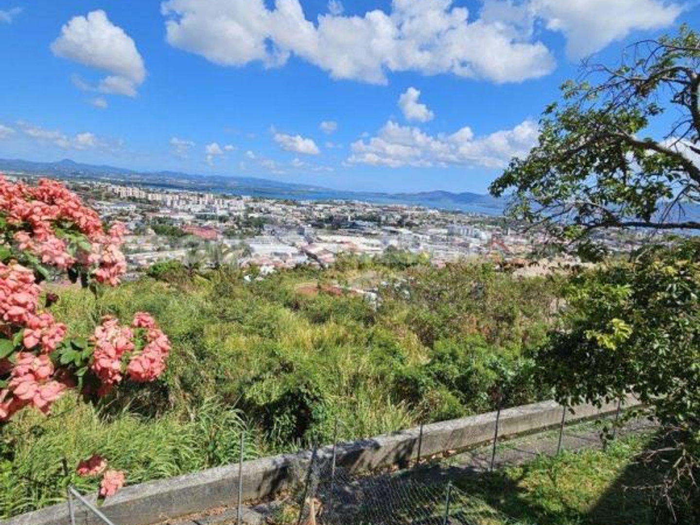 Immeuble rare à la vente - 2 appartements indépendants, vue dégagée et fort potentiel