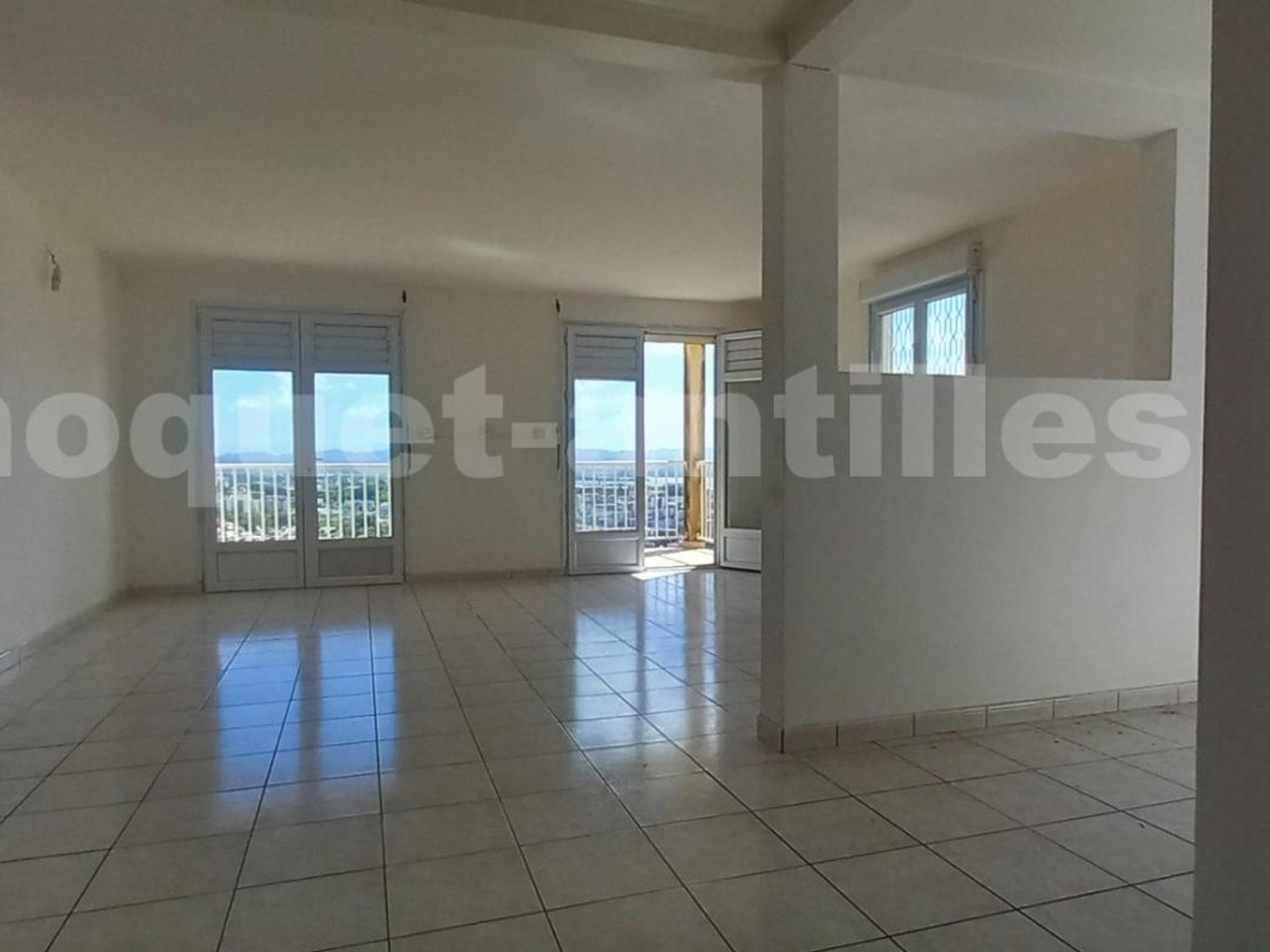 Immeuble rare à la vente - 2 appartements indépendants, vue dégagée et fort potentiel