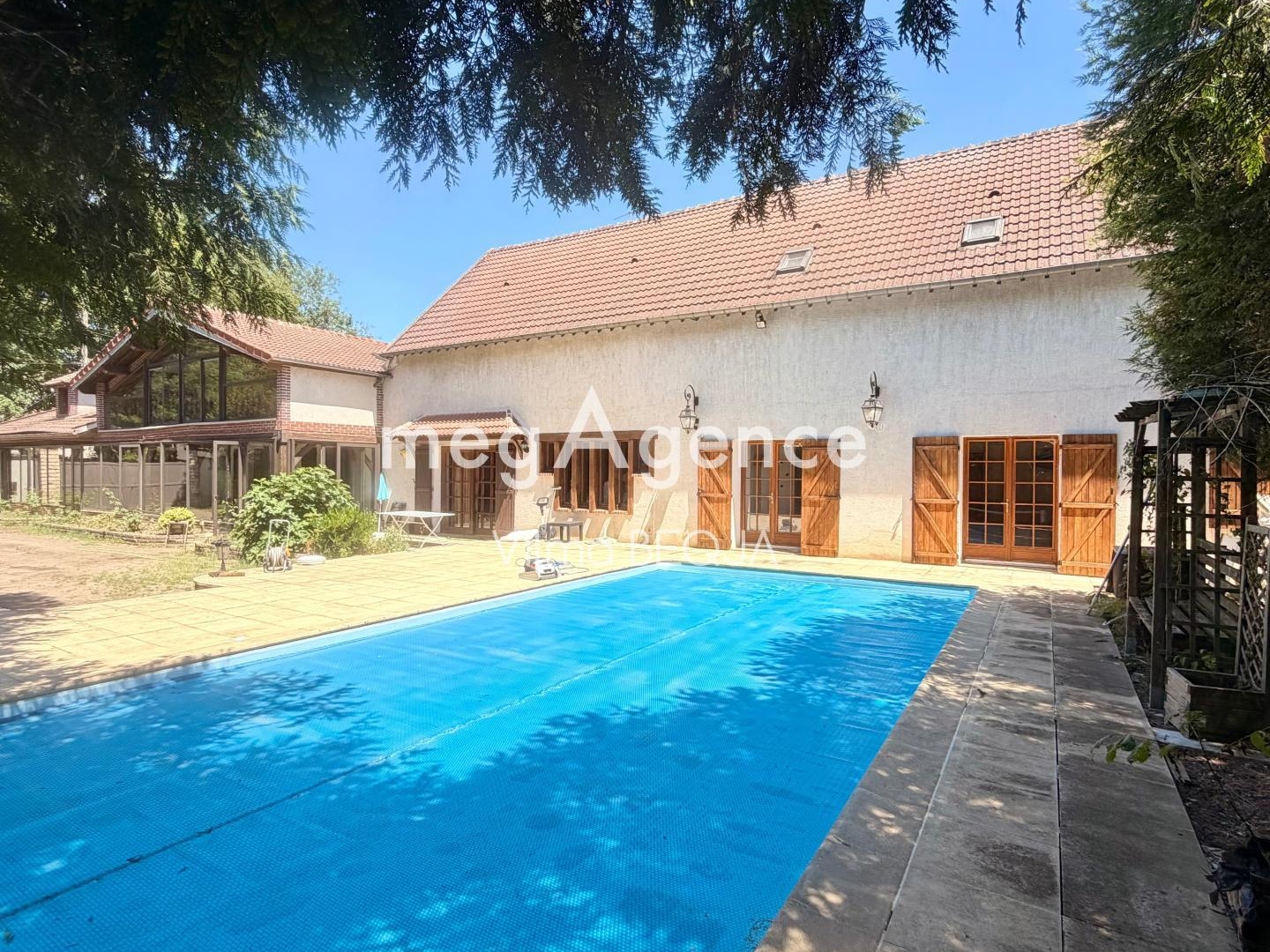 Propriété d'exception au coeur de Sens - 384 m² habitables avec piscine