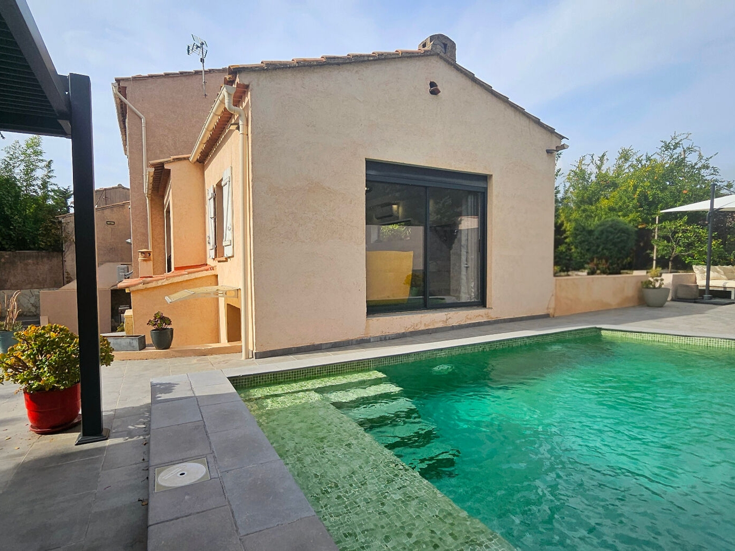 Maison T6 de 115m² sur parcelle de 480m², piscine, stationnement, au calme
