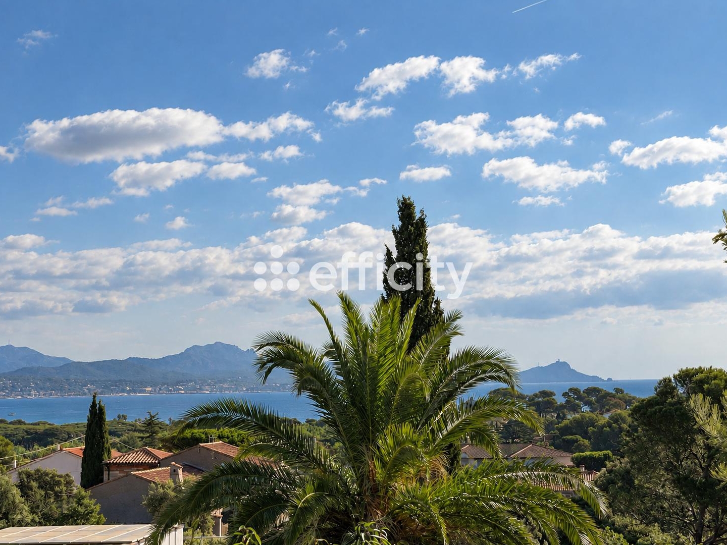 Maison à vendre - 8 pièces - 226m2 - Fréjus (83370)