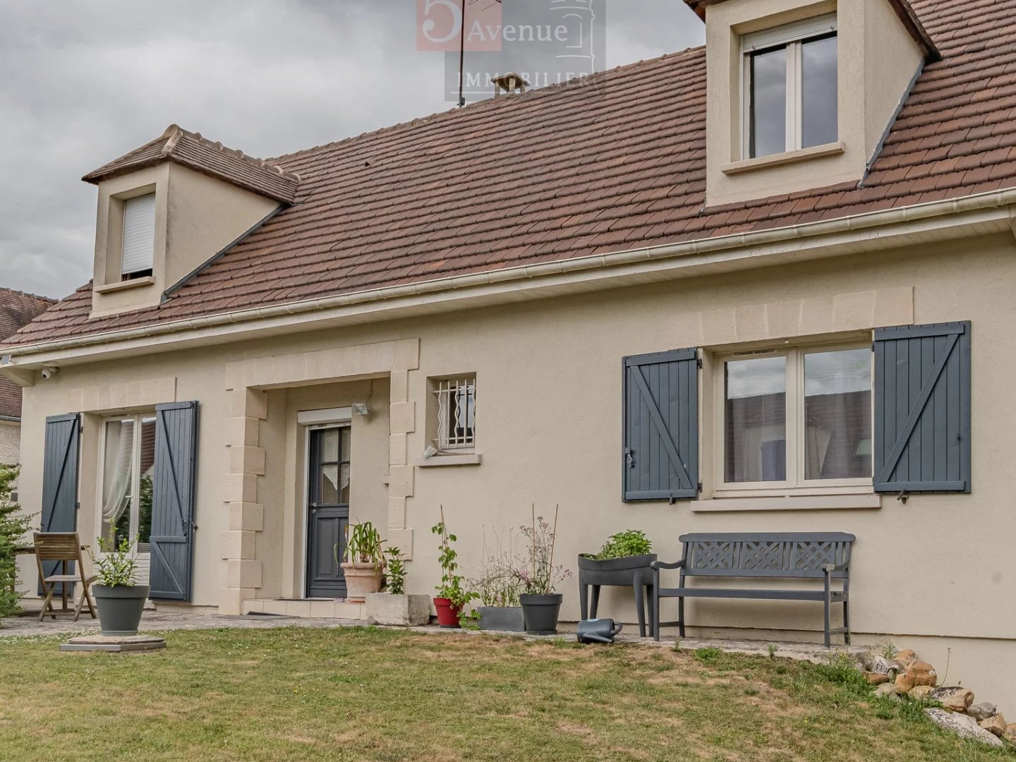 Belle Maison avec Grand Jardin Clos de 2300m2 et Sous-sol, à
