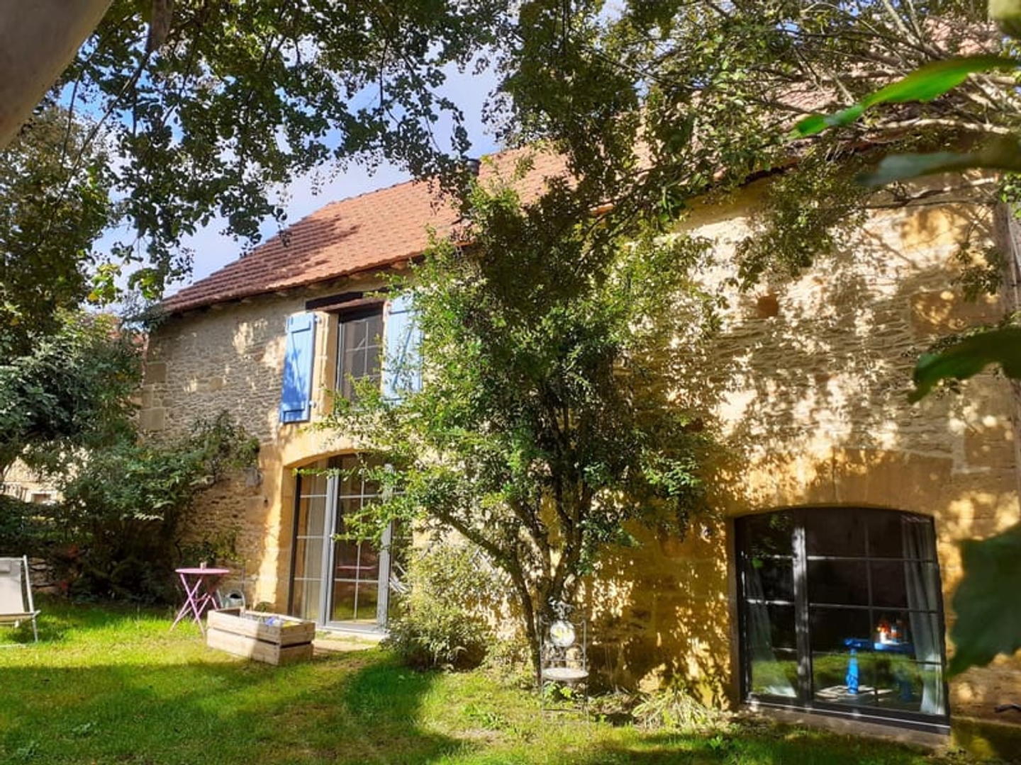 Propriété en pierre rénovée avec maison, 3 gîtes, bassin de détente et fort potentiel locatif - Périgord Noir