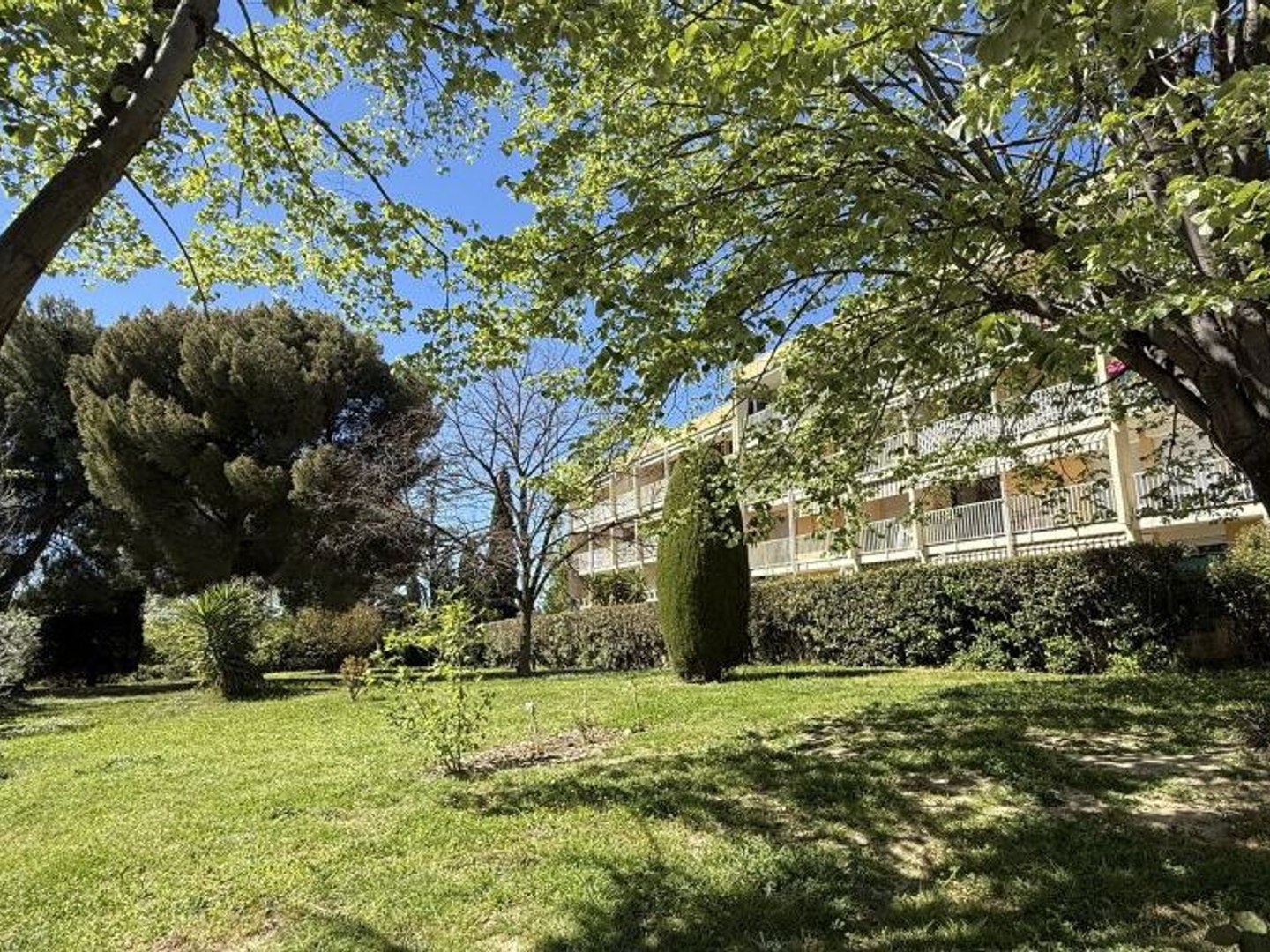 Résidence avec espaces verts.