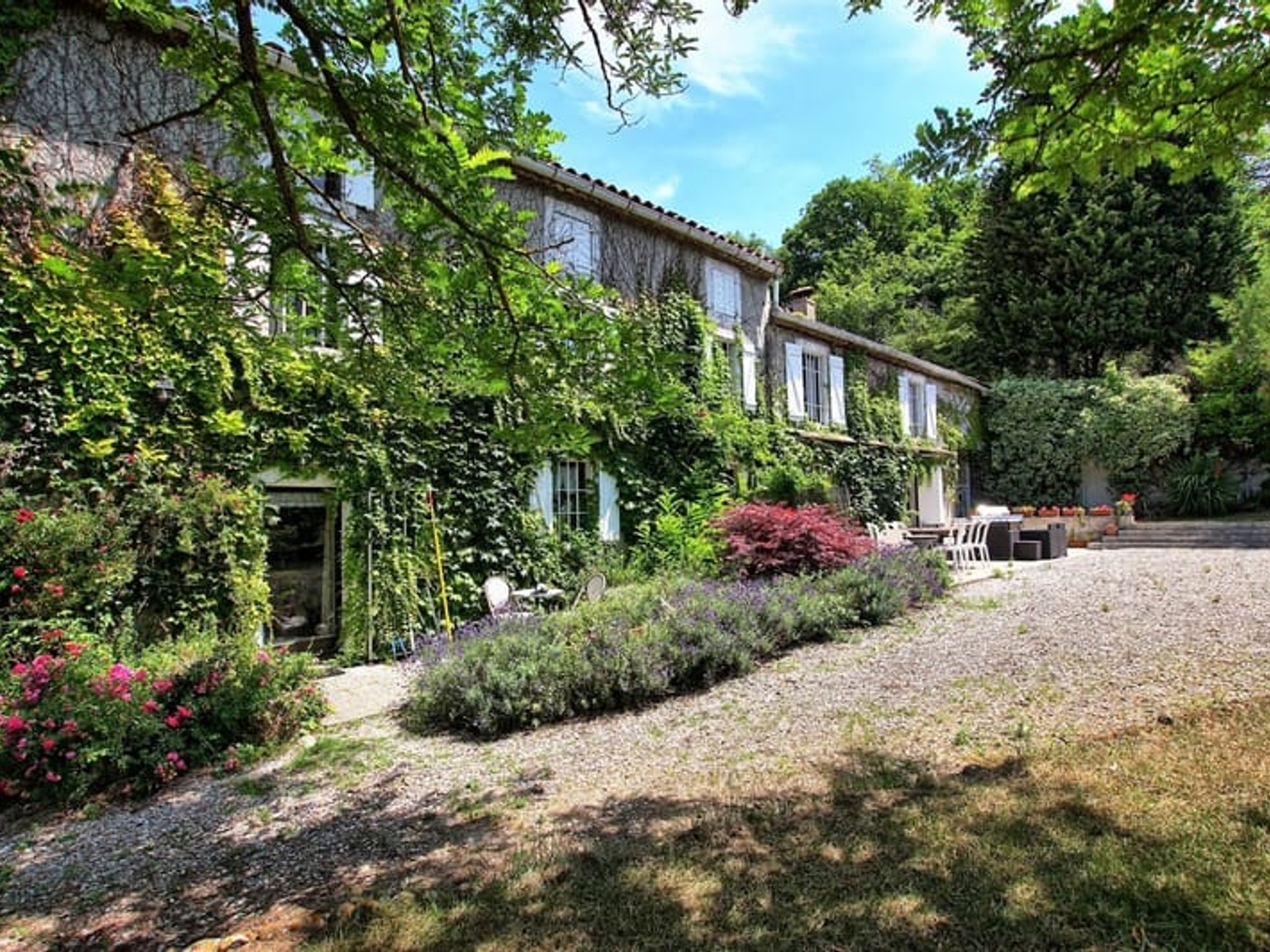 Un domaine située sur un terrain privé avec des vues idylliques.